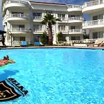 公寓 Belka Golf Delux Poolside 贝莱克