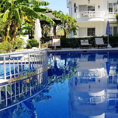 Belka Golf Delux Poolside Apartment *